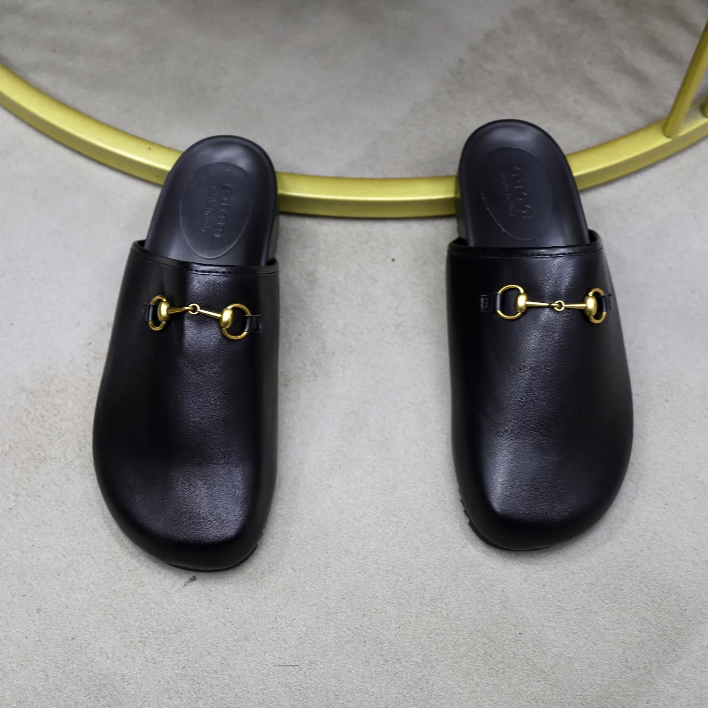 Ex-factory price: 340💰🙅‍♂️🙅‍♂️🙅‍♂️Couple model Brand: GUCCI Standard code: 35-44 (45 customized) Grade: Same as the official website Material: Original leather design Original lightweight wear-resistant molded outsole Style category: Men's fashion sandals Distinguished luxury brand elements Top luxury Color: Actual picture color